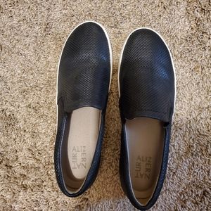 Naturalizer black slides